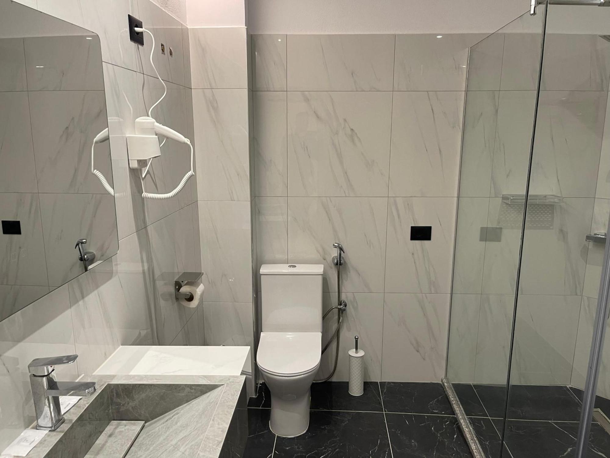 Tuyo 3* Tirana